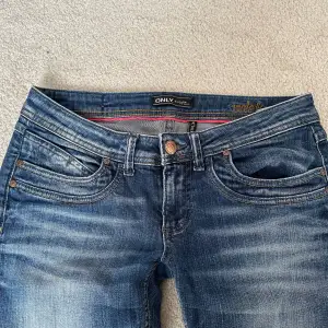 Supersnygga lågmidjade jeans som tyvärr inte kommer till användning längre💓 Storlek 29/30 Midjemåttet rakt över är 39 Innerbenslängden är 74