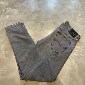 Säljer dessa feta Lee jeans storlek W31 L34 men sitter som 32 i längd, nästan oanvända, skick 9/10, är öppen för byten och priset kan diskuteras😃