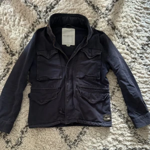 Ralph Lauren Field Jacket - Säljer en riktigt schysst vintage Ralph Lauren filés jacket i storlek M/L och färgen mörkblå. Kom gärna privat för fler bilder eller frågor🤝🏻