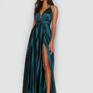 Grön balklänning - Säljer nu min balklänning då jag inte har användning av den. Den är i mkt bra skick, bara några få slitningar längst ner på kjolen. Nypris 2299 kr, men mitt pris kan diskuteras 