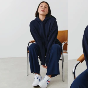 Blå hoodie  - Säljer min marinblåa hoodie från Gina tricot om någon är sugen!! Använd men inga skador❤️nypris 359kr, säljer för 190kr 