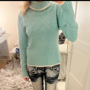 Turkos stickad tröja - Så fin verkligen