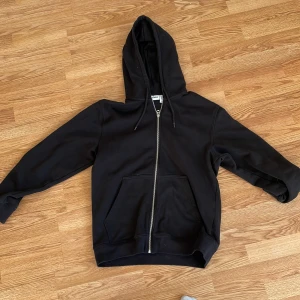 Weekday zip hoodie  - Säljer denna då jag har para knas, nyskick (köpte den för en månad sen och har använts kanske 8 gånger). Sitter regular-oversized och är lite för lång för mig, jag är 171 cm