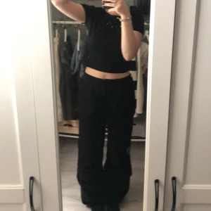 Bershka parachute pants - Parachute pants från bershka, säljer då jag inte använder de längre Midjan går att justera om man vill ha tightare eller större, samma vid fotlederna 