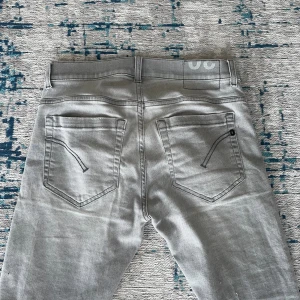 Dondups storlek 30 - Gråa fina dondups i storlek 30 som jag vuxit ur och säljer därför dem nu. De är köpta för 3399 kr.