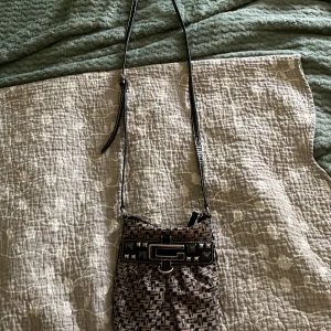 Superfin vintage Guess axelväska  - Säljer denna ursnygga vintage Guess väskan