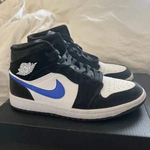 Jordan 1 Mid Black Racer Blue White - Säljer Jordans jag köpt på Plick. Endast använd 1 gång ute. Säljer pga för liten för mig. Stl 40,5. Passar 39/40. Köpt på Trendy Goose finns bildbevis på beställningen. Reflex i ljus. Vit skosnöre & box tillkommer. Kund står för frakt. Kan mötas upp!