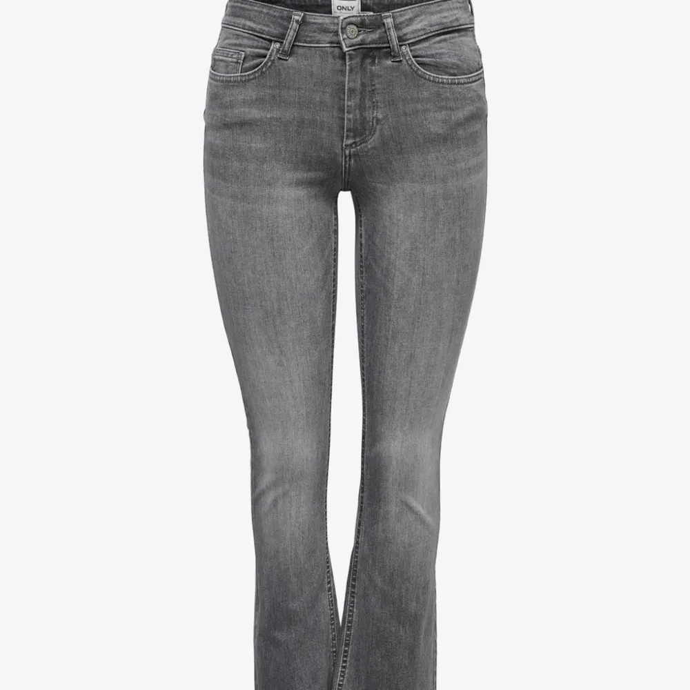 Säljer gråa bootcut jeans från Only, använt cirka 5 ggr, helt som nya! Storlek: S med längden 32 Ord pris 500kr säljer för 300kr. Jeans & Byxor.