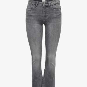 Säljer gråa bootcut jeans från Only, använt cirka 5 ggr, helt som nya! Storlek: S med längden 32 Ord pris 500kr säljer för 300kr