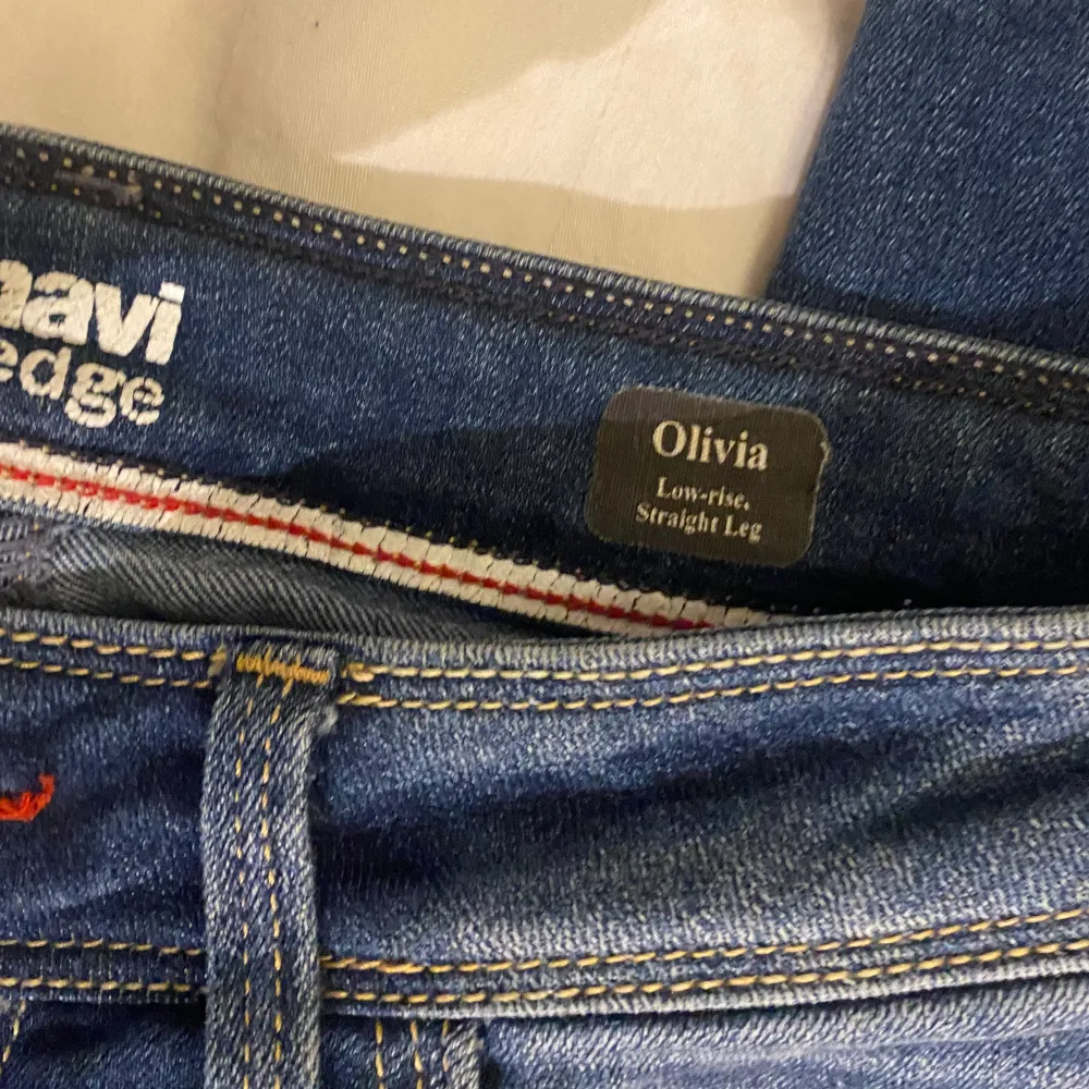 Super fina low Rise, straight leg jeans från Mavi white edge.  De finns små hål på högra låret men det är inte något stort, man kan se det på tredje bilden. Skriv för mer frågor eller bilder🥰. Jeans & Byxor.