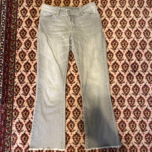 Mid-lowrise flared byxor  - Super sköna o super snygga mid-low Rise byxor! Dom är in sydda i midjan men går så enkelt att sprätta upp det o få tillbaks till ”normal” midja storlek🤍 stretchigt tyg!  Innerbensmått:20 cm(en sida) Midja(en sida): 35cm (insytt) Längd: 88cm