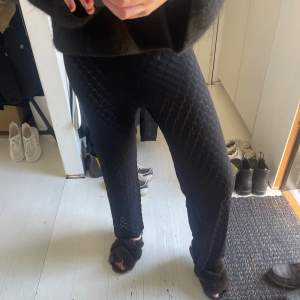 Super snygga, helt nya byxor från Gina med lapp kvar, säljer då de e lite korta på mig😩 i stl M, innebenslängd 75cm😻