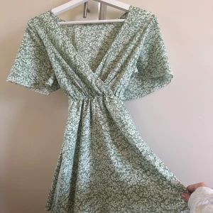 Sommarklänning  - Ljusgrön sommarklänning från SHEIN. Knappt använd alls!  Väldigt skönt material! 