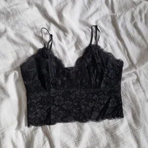 Svart spetslinne  - Köpt på NewYorker, perfekt till sommaren, svalt material, lite genomskinligt, skönare material mot huden än vanlig sträv spets 