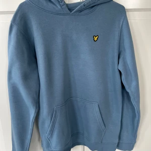 Lyle & scott-hoodie junior - Väldigt fint skick, som ny. Storlek 15/16 år