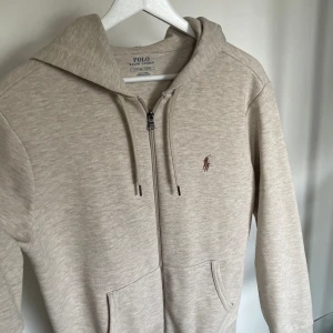 Ralph Lauren cup hoddie - Köpt på nk förra året storlek S men passar mindre M också. Använd väldigt lite 