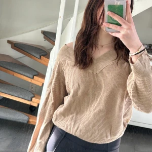 Beige tröja  -  Den har legat i min garderob i cirka ett och en halvt år men aldrig använts