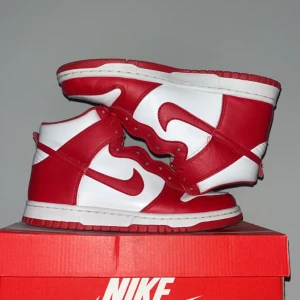 Nike dunk high  - Tja, säljer dessa feeeta Nike dunk low pga att de inte passar längre, box + röda snören tillkommer ( kan även snöra de innan jag skickar) använda jätte få gånger.  Köpta på sneakerhyllan för 2199kr och de är 100% äkta. Hör av er vid minsta fundering!