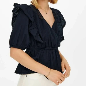 Blus - Jättefin nästan oanvänd blus. Nypris 400! Använd gärna köp nu🥰