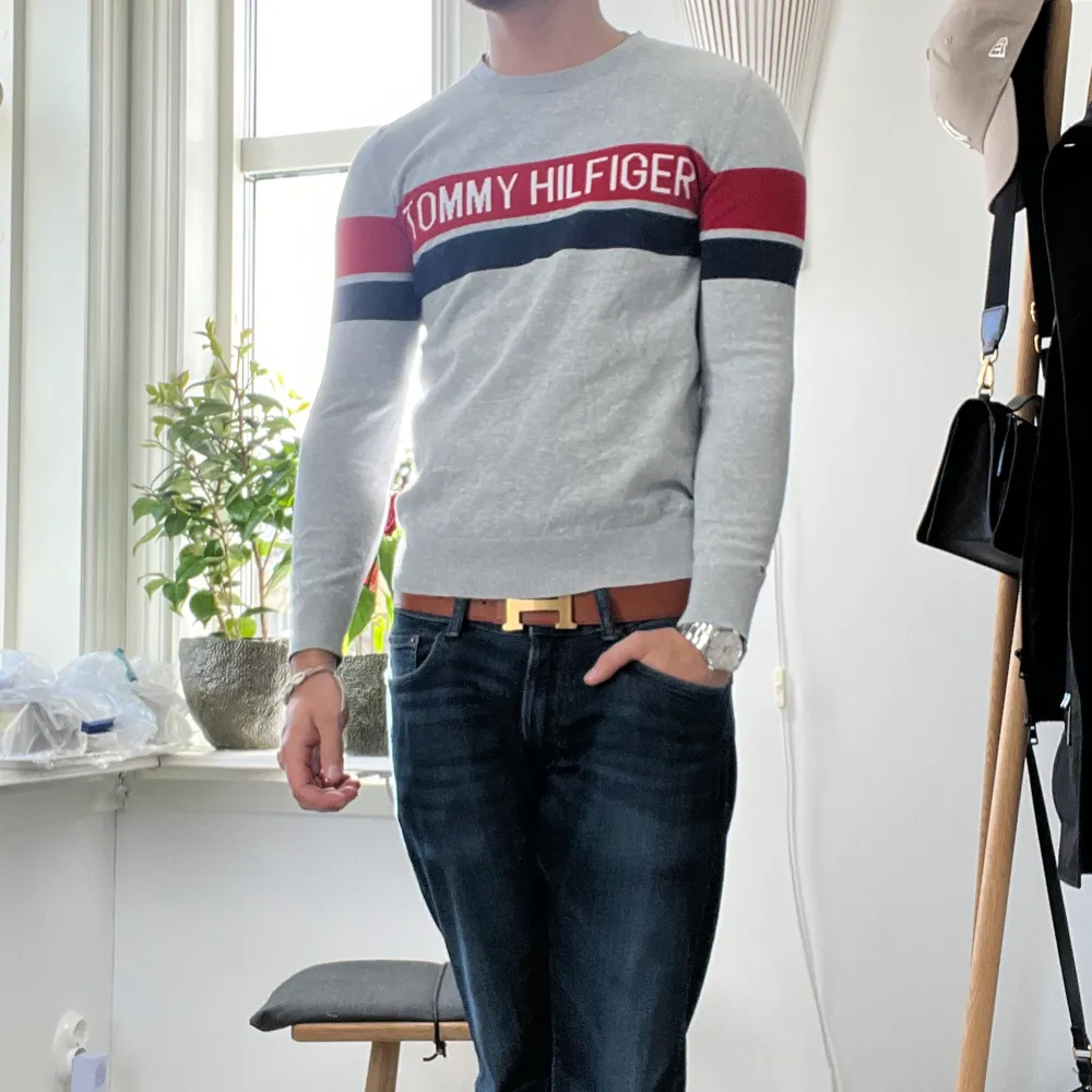 Super snygg Hilfiger tröja endast provad sitter som Small. Mvh! . Tröjor & Koftor.