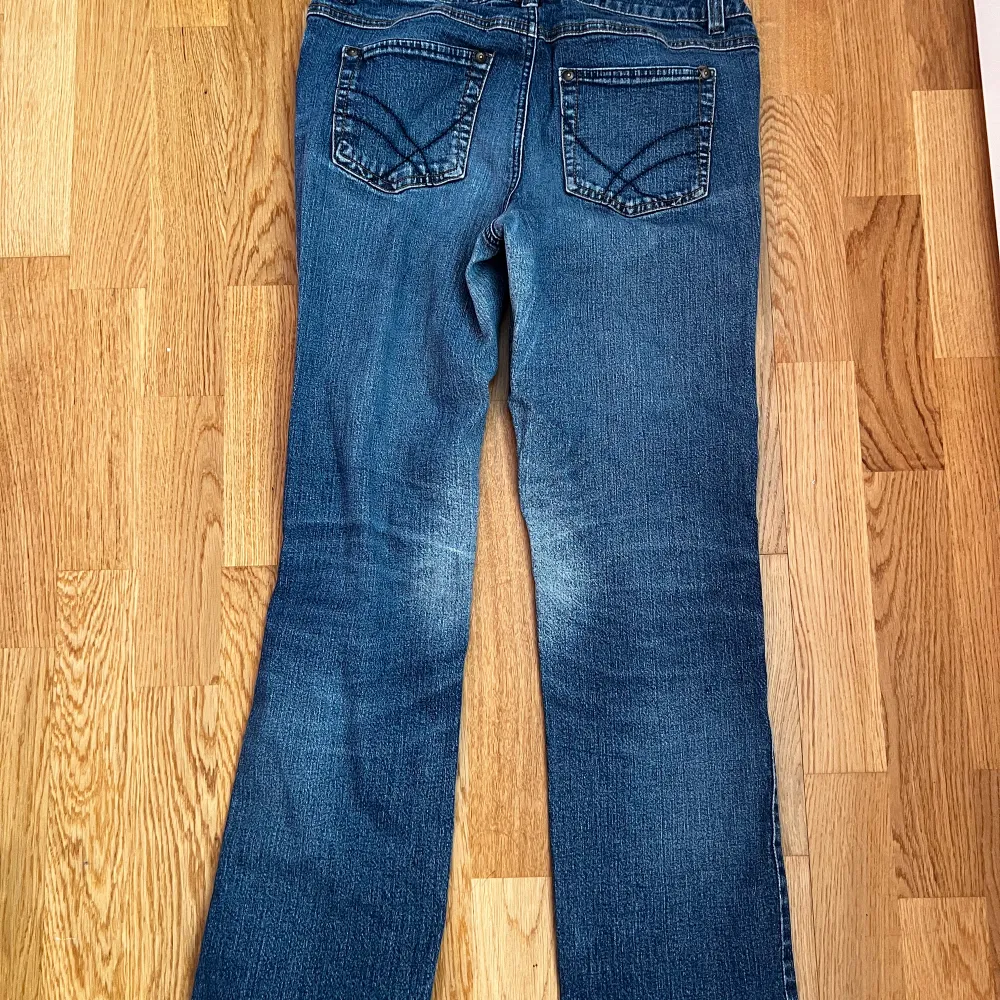 Blåa lowaist bootcut jeans 🩵💙. Jeans & Byxor.