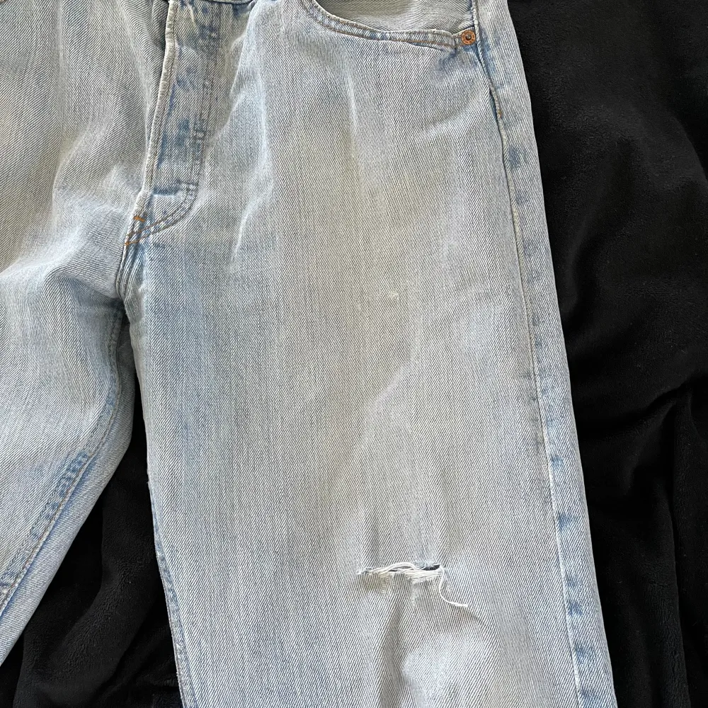 Super snygga köpta second hand. Perfekt wash, low waist och baggy stil.   Skavanker finns (kolla bilder) därav hela 50% av!!  Passar alla från M-XL beroende på önskad passform. Jeans & Byxor.