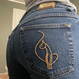 baby phat jeans - lågmidjade baby phat jeans med bootcut! super populära under tidigt 2000-tal🥰midjemått tvärsöver är ca 37, rise 19 och innerbenslängden är 82🫶lite långa på mig som är 167. två defekter (se bild 4&5) men annars i bra skick😊