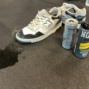 New balance 550 - ”Shoes so fire the warted started sizzling” #buythisshoe. Skämt åt sido. Dags för mig att sälja dessa fina skor. De är i använt skick men inga riktiga skador på de, har använt de mest i gymmet. Priset kan givetvis diskuteras