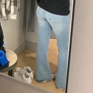 Ett par blåa utsvängda jeans, använda några gånger🩷inget fel på dem utan säljer för att dem ej kommer till användning!🩷💓