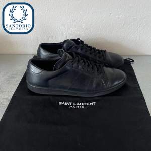 Svinsnygga Saint Laurent skor i 8,5/10 skick! De är i storlek 42/43. Nypris: ca 6k Självklart äkta! Skriv vid frågor eller funderingar🙌