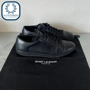 Saint Laurent Skor SL/01 - Svinsnygga Saint Laurent skor i 8,5/10 skick! De är i storlek 42/43. Nypris: ca 6k Självklart äkta! Skriv vid frågor eller funderingar🙌