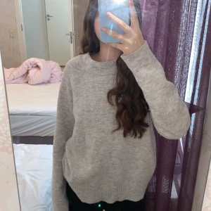 Tröja  - En ljusgrå tröja från Kappahl som inte kommer till användning💞Lite lång på mig som är 163 och har xs