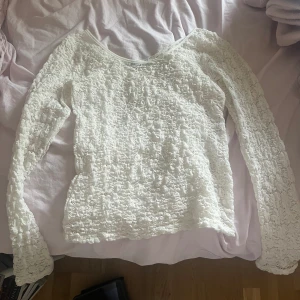 Spets tröja - Snygg populär spets tröja från mango! Enbart använd en gång annars i jättebra skick💖