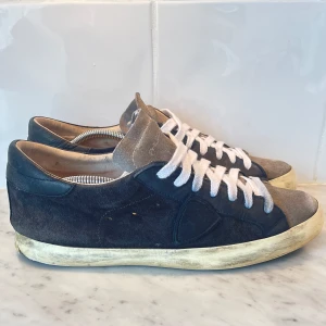 Philippe Model skor - Ett par snygga och sällsynta Philippe Model skor. Skick får bedömas själv. Skorna ska vara slitna på sulan.  De är 27cm inuti och ganska breda. Ett hål inuti skon där bak men annars inga slitage eller så. Tar byten. Box ingår. Extra sulor medkommer. 