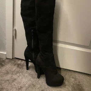 Svarta ovenkee klackar - Beväma overknee klackar 