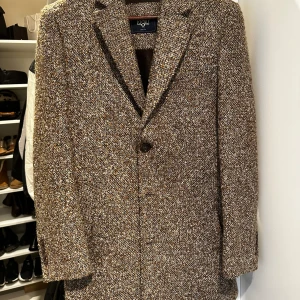 Manskappa - Fin och hög kvalitativ kappa med päls i. Inga skråmor, har använts få gånger.