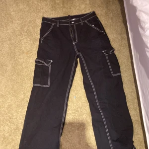 Svarta jeans - Baggy jeans/cargos i bra skick