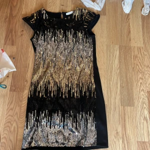 En super fin klänning hade passat super bra till nyår. - Bra skick 