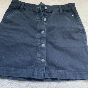 Tommy hilfiger jeans kjol - Jeanskjol från tommy hilfiger andvänt 3gånger helt ny pris kan diskuteras 