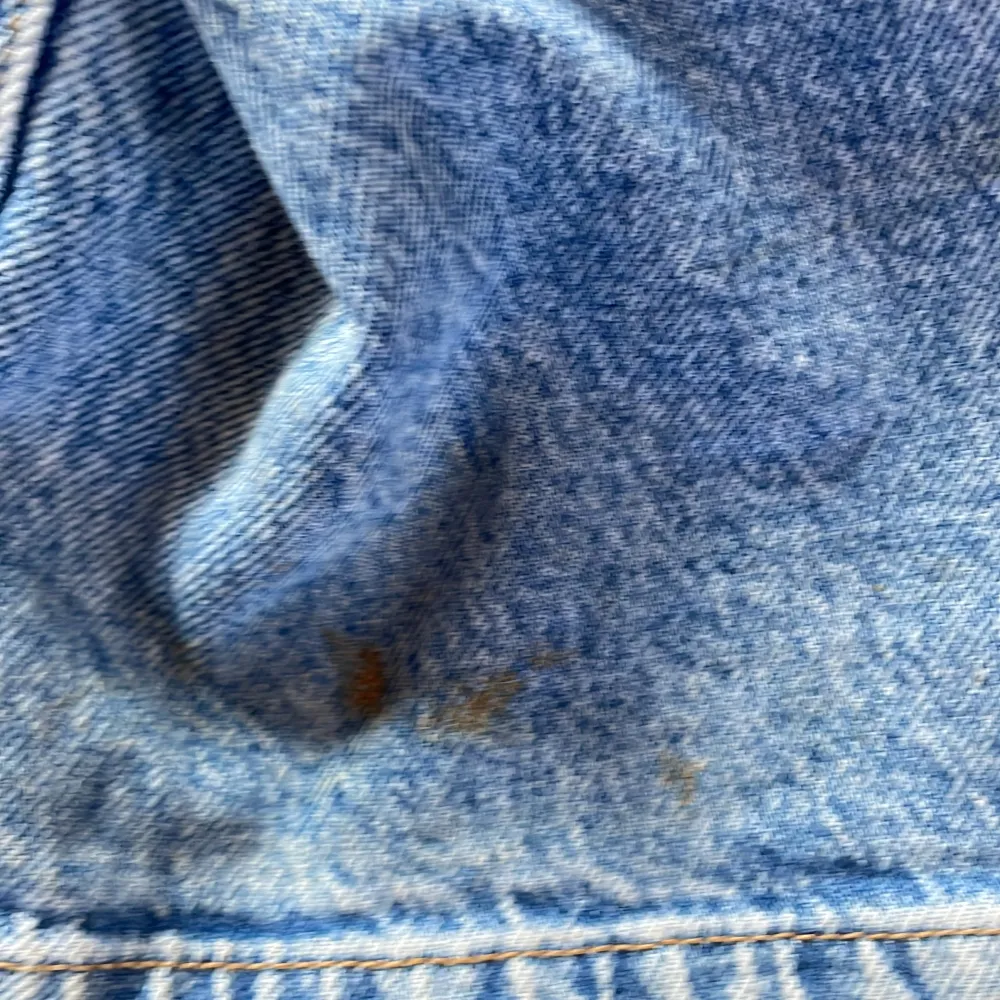 Lindex jeans med snyggt hål fraktar så fort jag kan efter du köpt varan📦✅ nån orange fläck se på bild 3 men går att få bort. Jeans & Byxor.
