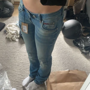 lågmidjade jeans - Säljer nu dessa jättefina lågmidjade byxor som tyvärr inte passade, därför är lappen kvar och de är helt oanvända❤️ Lite långa på mig som är ish 167, skriv för mer mått eller andra funderingar❤️
