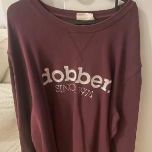 Vinröd oversize Sweatshirt från Dobber, köpt på second hand men själv använt fåtal gånger💕