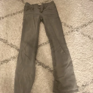 Jeans  - Jeans från Gina tricot Young, kontakta mig för fler bilder💓