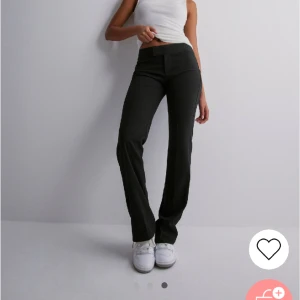 Lågmidjade kostymbyxor  - Säljer dessa lågmidjade kostymbyxorna från Nelly då dem inte används längre! De är i bra skick förutom att dem är lite noppriga men inget som man direkt tänker på 🩷 OBS de är avklippta och passar om man är under 160 cm! Nypris utan rea är 400 kr! 😊