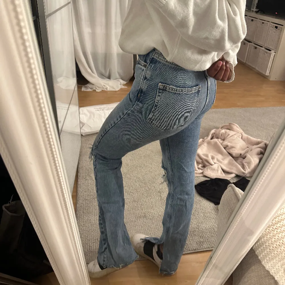 Nya jeans med slits och slitningar ifrån Zara. Storlek 32 men passar mig som vanligtvis har 32-34. Jeans & Byxor.