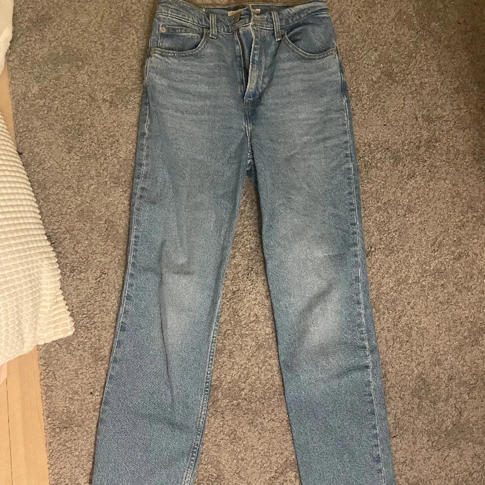 Jeans från Levis i modellen high slim straight. Nästan oanvända så i väldigt fint skick.. Jeans & Byxor.