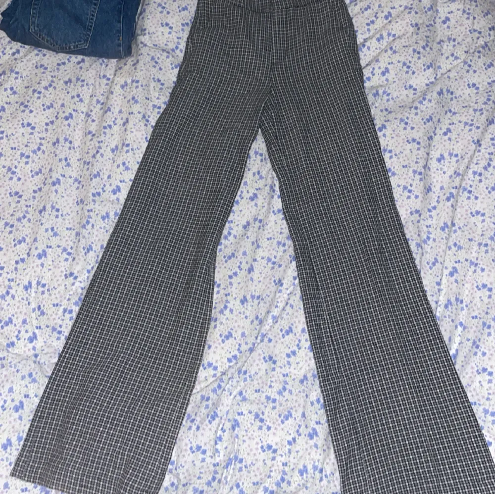 Köpt på zara för ett år sedan, knappt använda.. Jeans & Byxor.