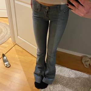 Ett bar low waist bootcut jeans ifrån DKNY, är i jättebra skick, säljer då dom är för långa för mig och lite för små, jättesnygg tvätt och jättesnygga bakfickor 