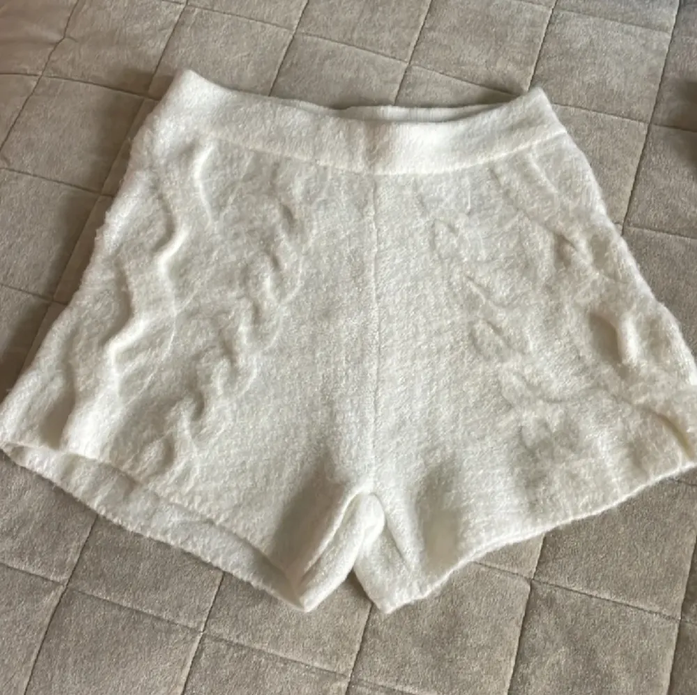 ita stickade shorts från Gina Tricot ❤️ Använd ett fåtal gånger . Shorts.