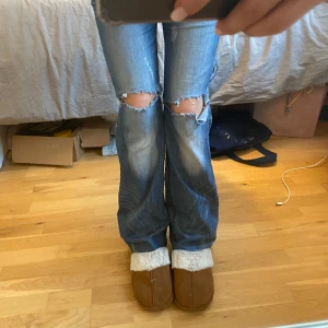 Snygga bootcut jeans med lågmidja🥰 - Assnygga bootcut jeans med coola revor och fickor🥰🥰 jag är runt 170 och måtten:  innerbenslängd:77,5 midja:35